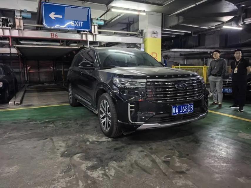 福特 2024款 探险者 2.3T EcoBoost 四驱钛金版7座 自动挡 3