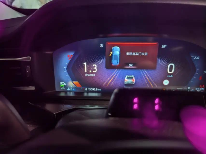 福特 2024款 探险者 2.3T EcoBoost 四驱钛金版7座 自动挡 9