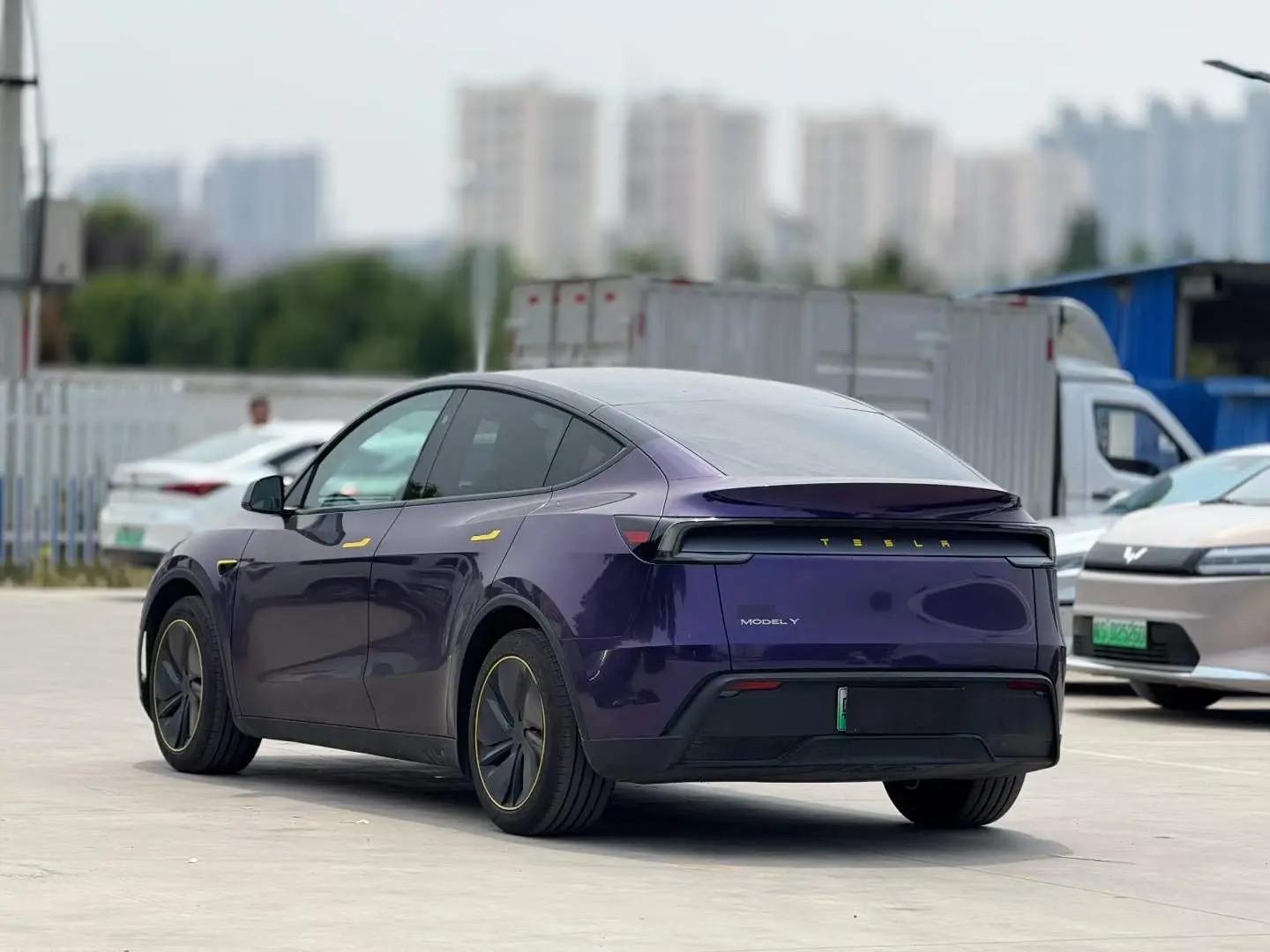 Tesla 2025 Model Y Rear-Wheel Drive Automatic 5