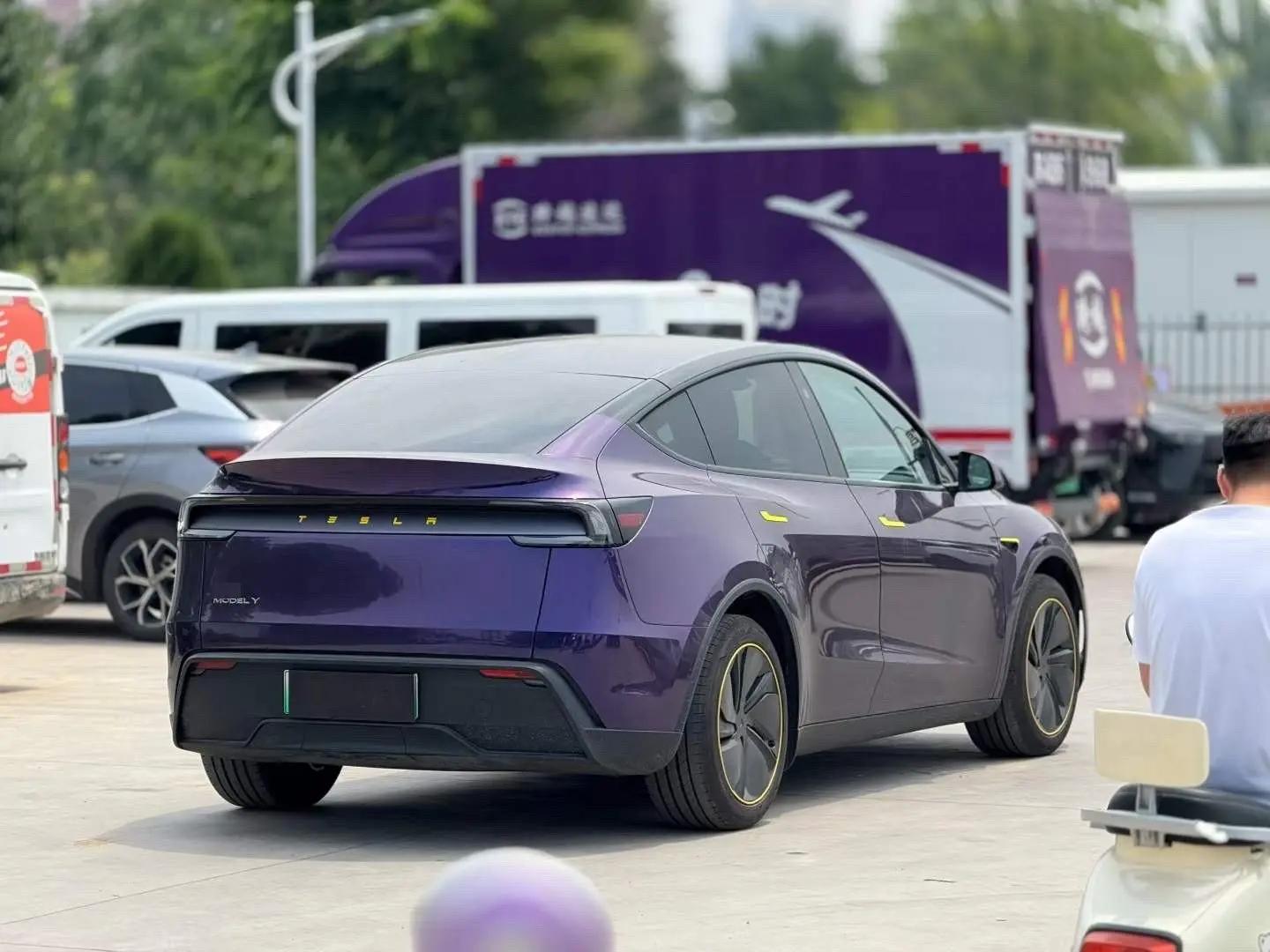 Tesla 2025 Model Y Rear-Wheel Drive Automatic 6