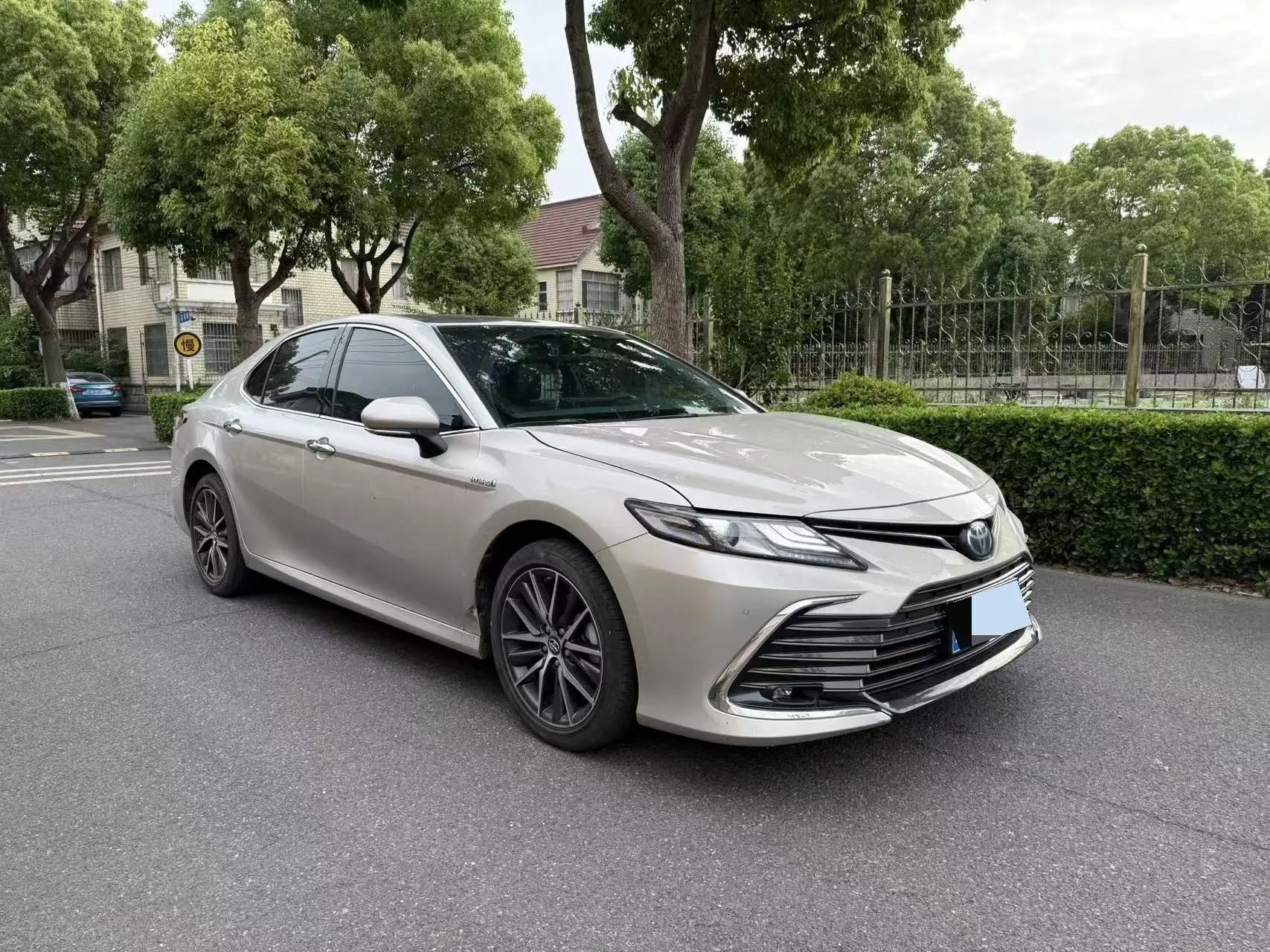 Toyota 2023 Camry Dual Engine 2.5HG CVT Luxury Edition Automatic 3