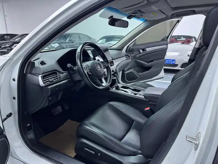 Accord 2022 260TURBO Deluxe Edition 4