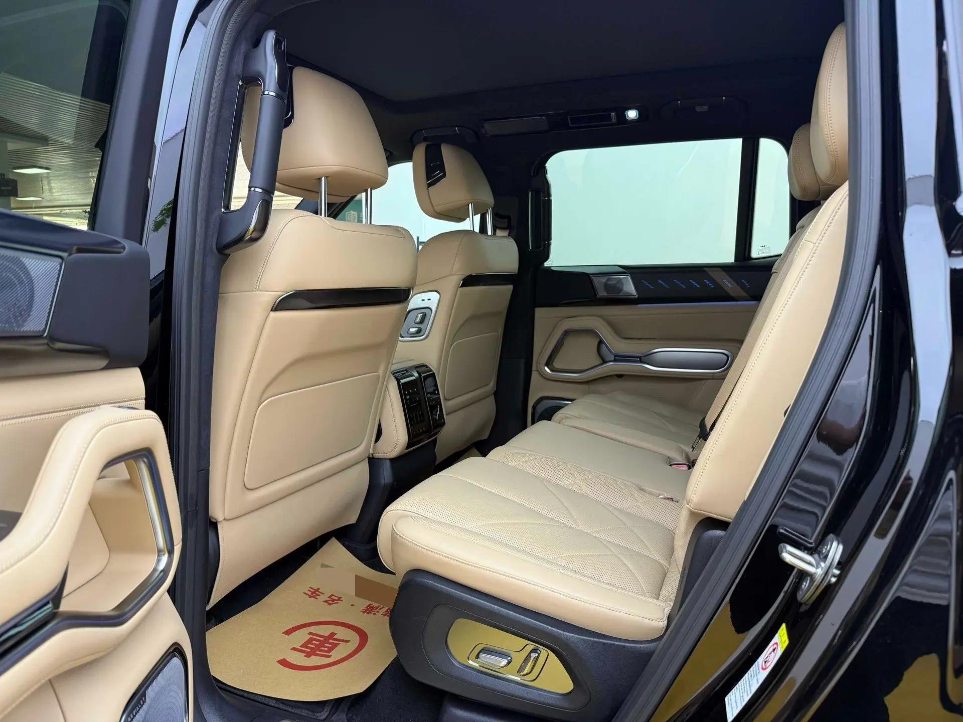FangChengBao 2025 Leopard 8 2.0T CVT Smart & Brave Flagship 7-Seater Automatic 7