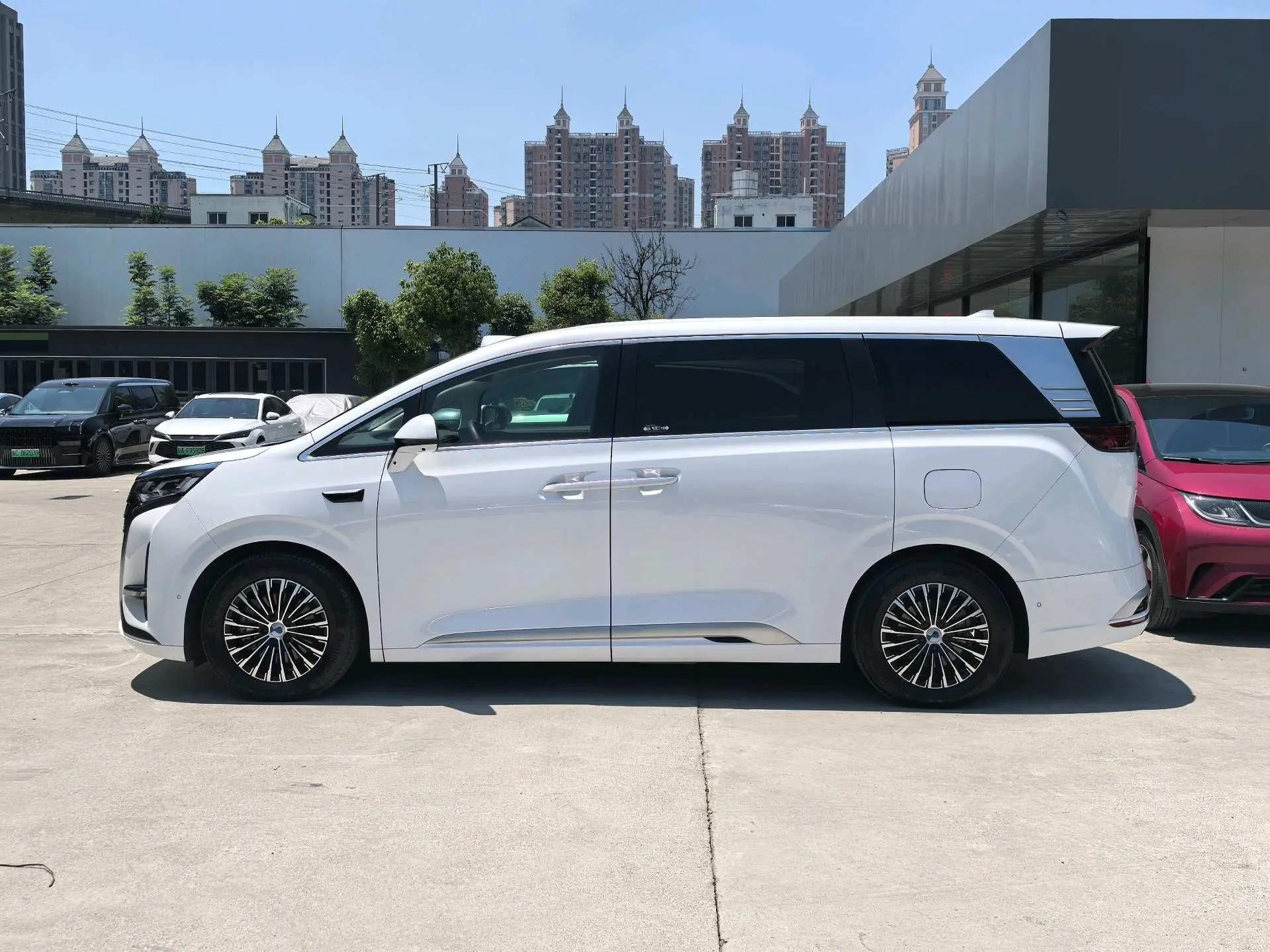 Denza 2025 Denza D9 DM-i 1.5T stepless intelligent driving version 1020 four-wheel drive flagship automatic gear 3