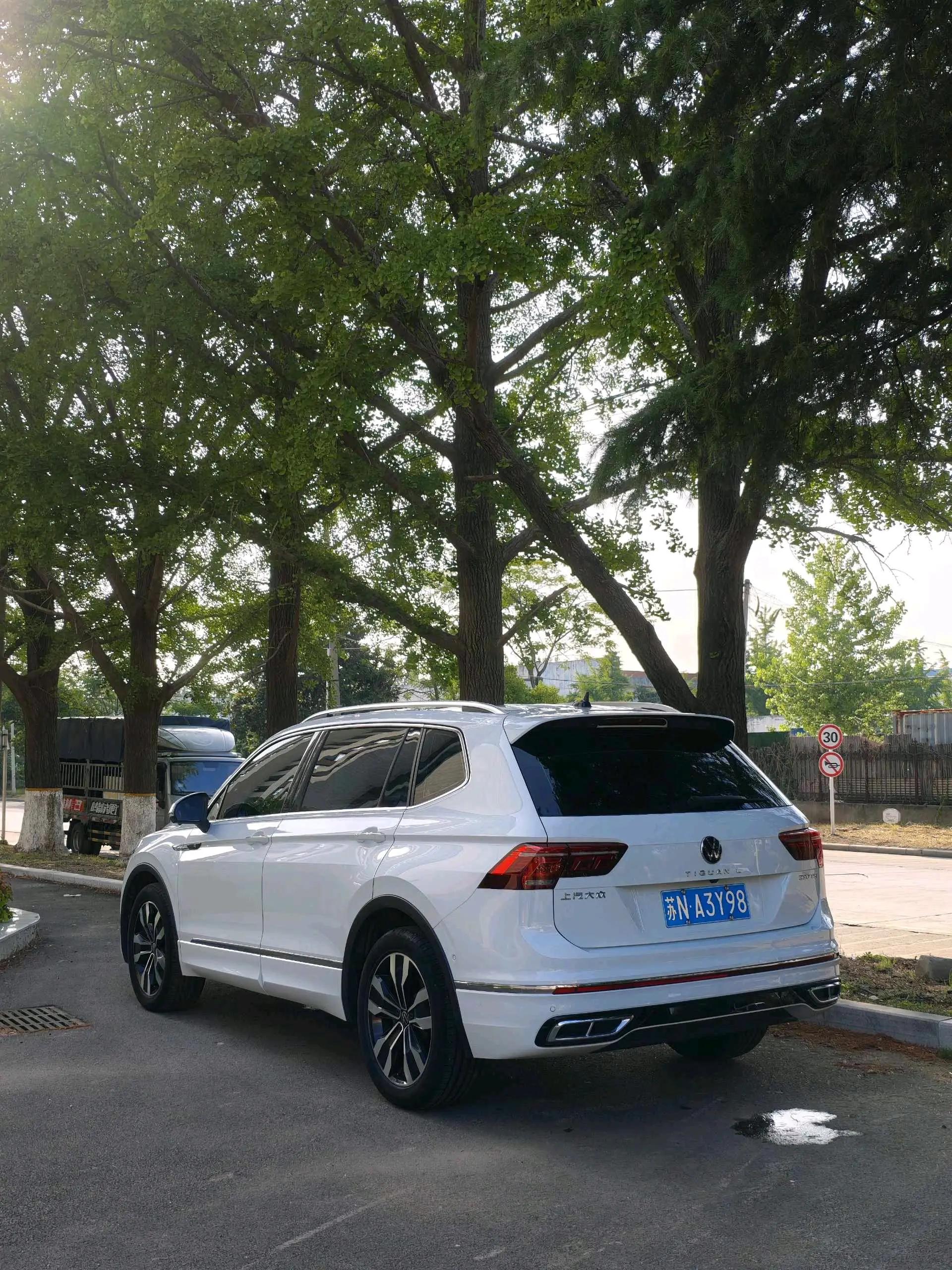 Volkswagen 2024 Tiguan L R-Line 2.0TSI 330TSI Two-Drive R-Line Overdrive Automatic Gear 7
