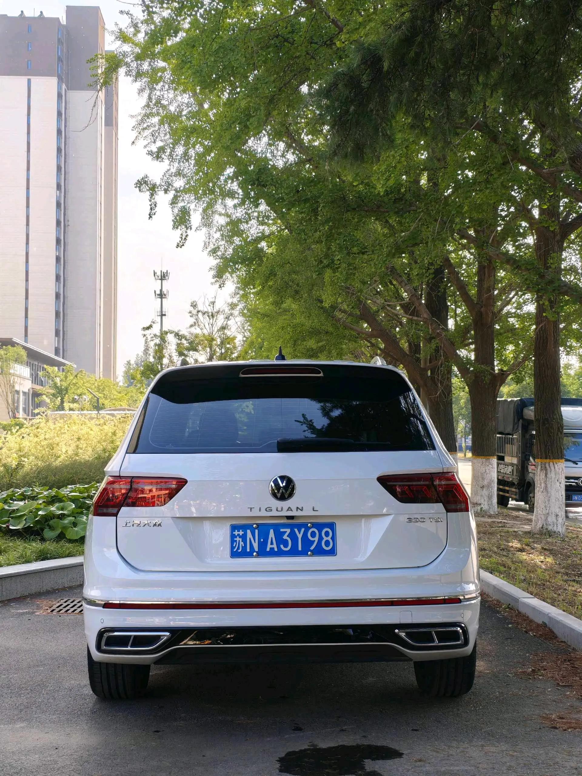Volkswagen 2024 Tiguan L R-Line 2.0TSI 330TSI Two-Drive R-Line Overdrive Automatic Gear 8