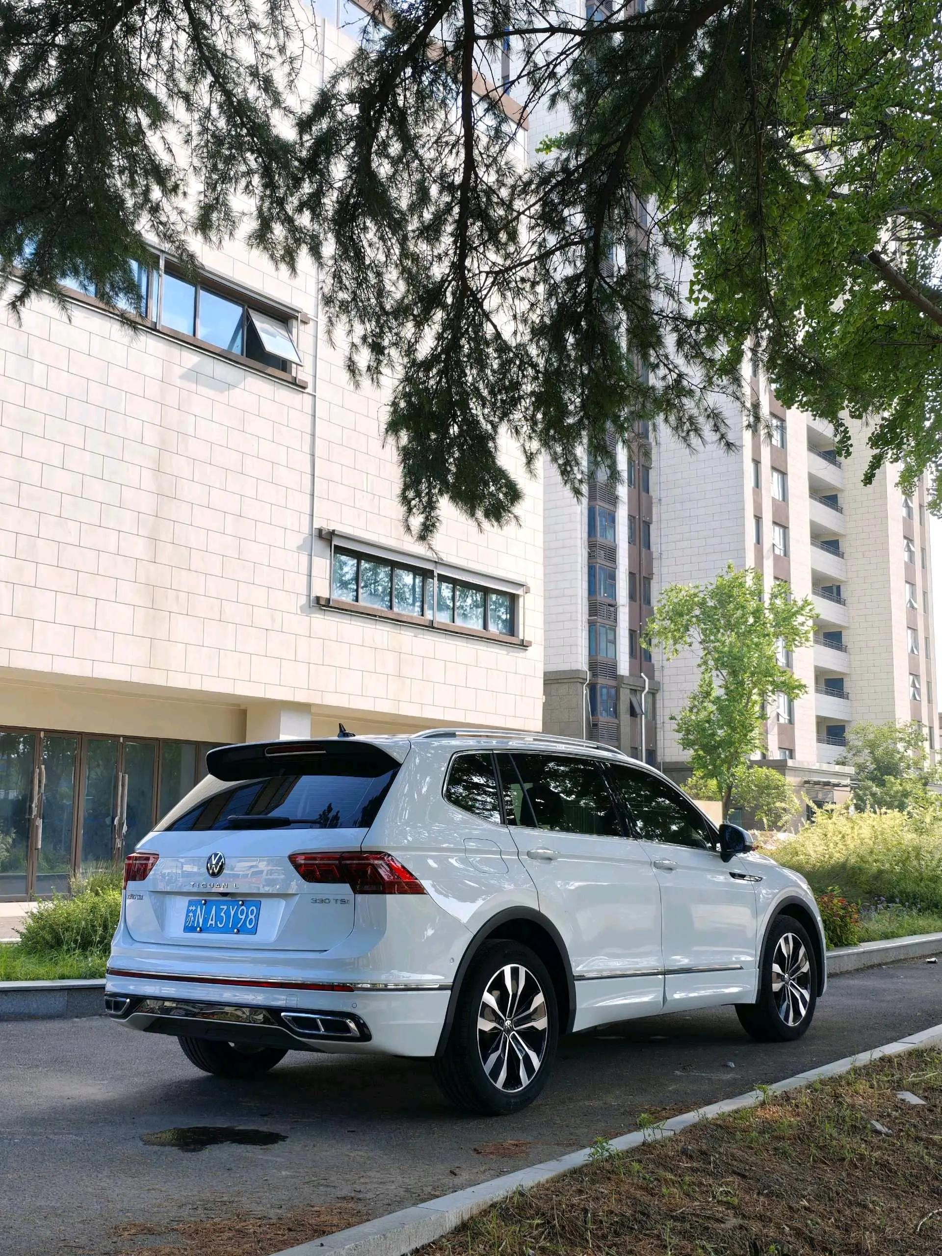 Volkswagen 2024 Tiguan L R-Line 2.0TSI 330TSI Two-Drive R-Line Overdrive Automatic Gear 9