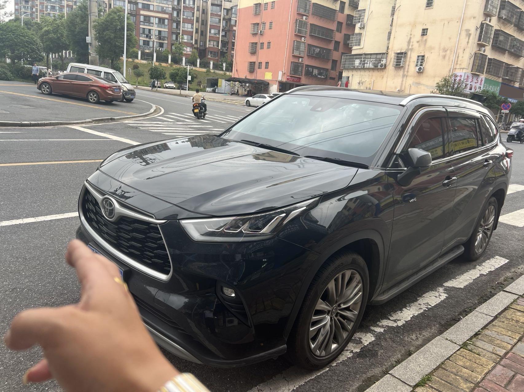 Open image lightbox: Toyota 2024 Highlander Dual Engine 2.5 CVT Intelligent Electric Hybrid Four-Wheel Drive Luxury 7-Seater Automatic