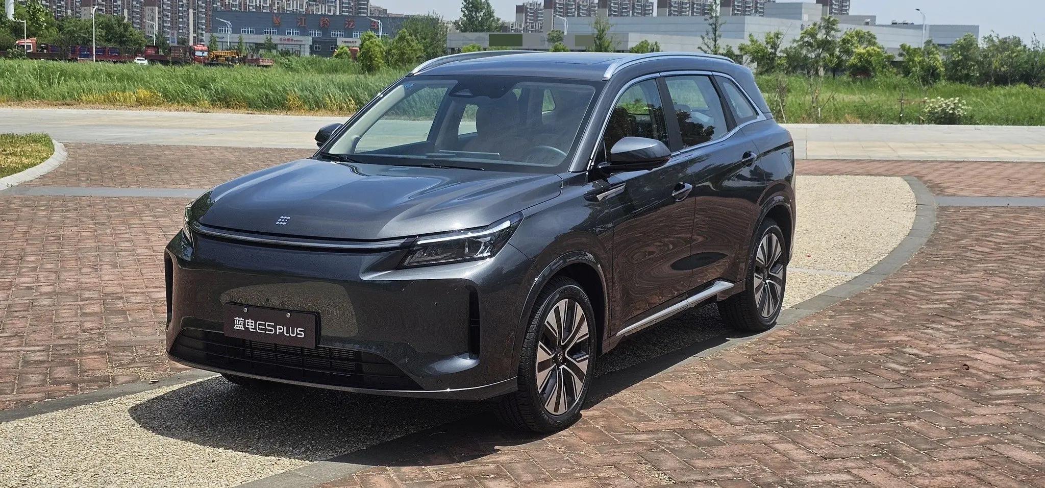蓝电 2025款 蓝电E5 PLUS 1.5 无级 165km 长续航版Pro7座 自动挡