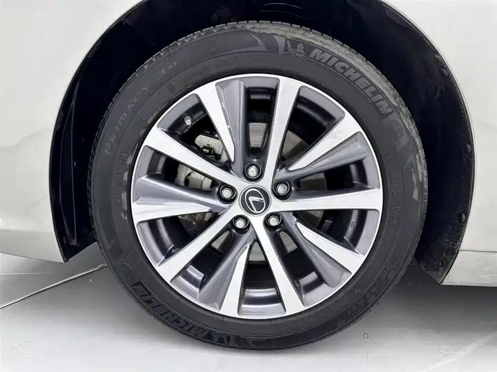 Lexus ES 2020 300h Excellent Edition 29