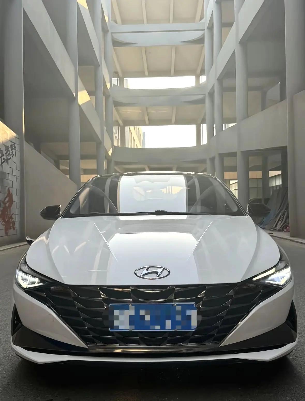 Elantra 2021 1.5L CVT Luxury Edition 2