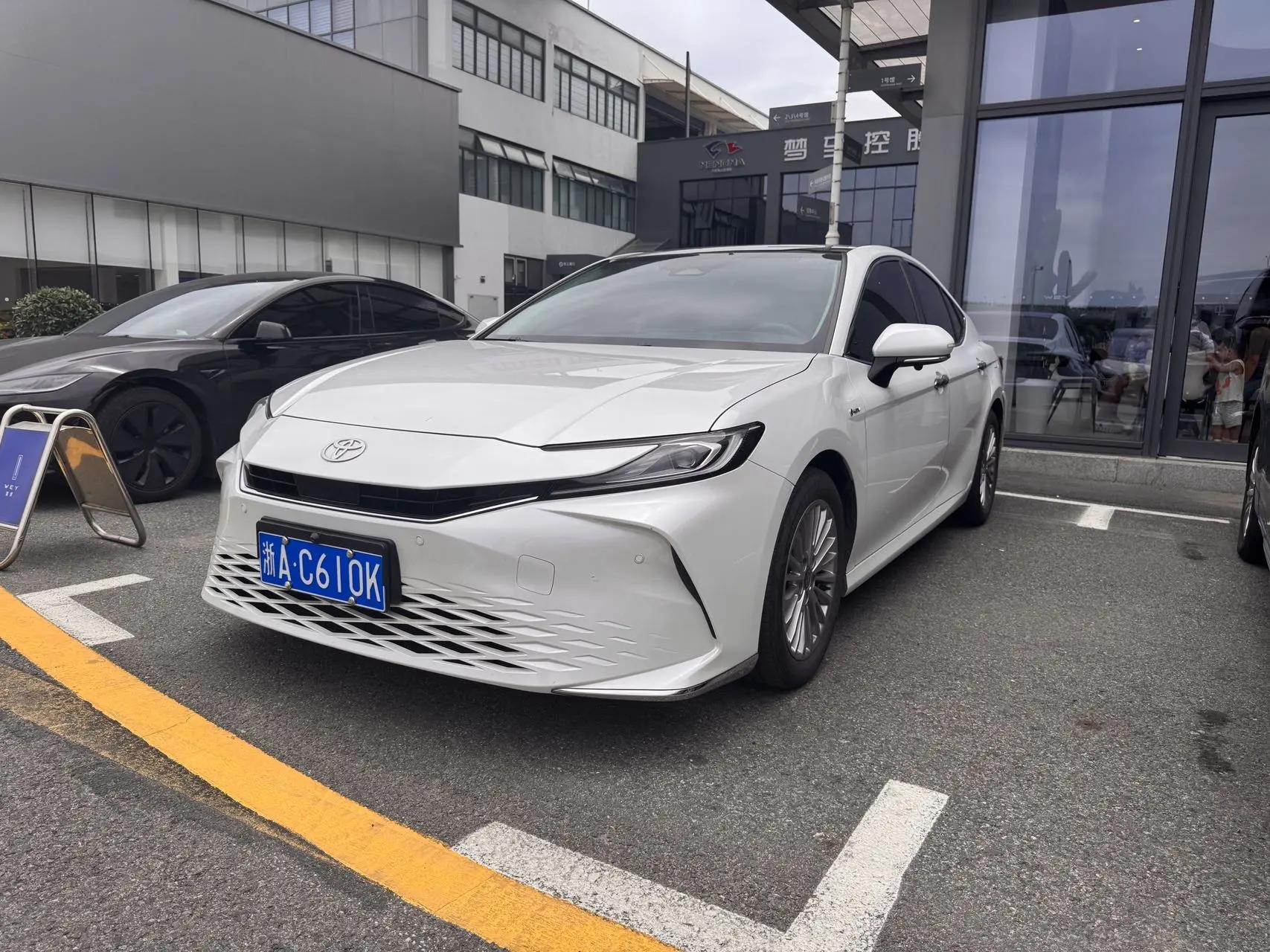 Open image lightbox: Toyota 2024 Camry Dual Engine 2.0HG Stepless Premium Edition Automatic Gear