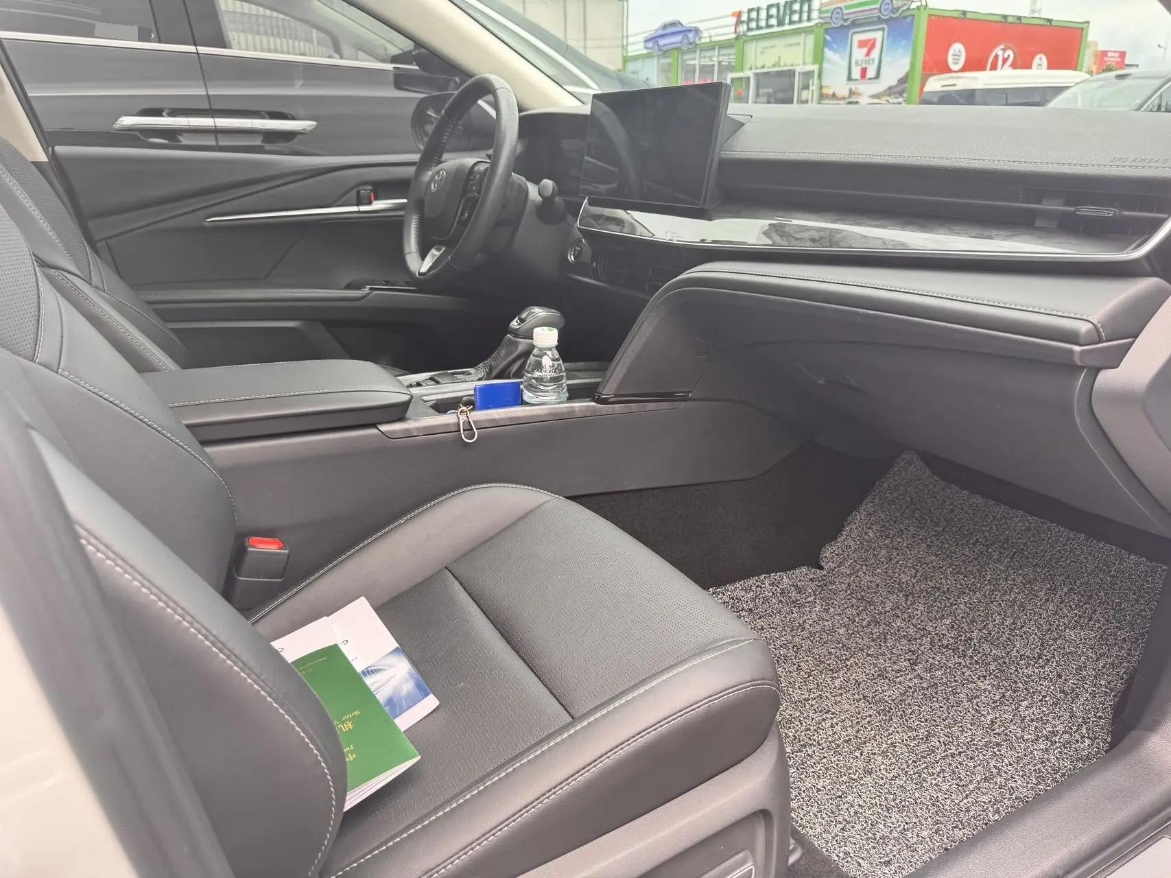 Toyota 2024 Camry Dual Engine 2.0HG Stepless Premium Edition Automatic Gear 3