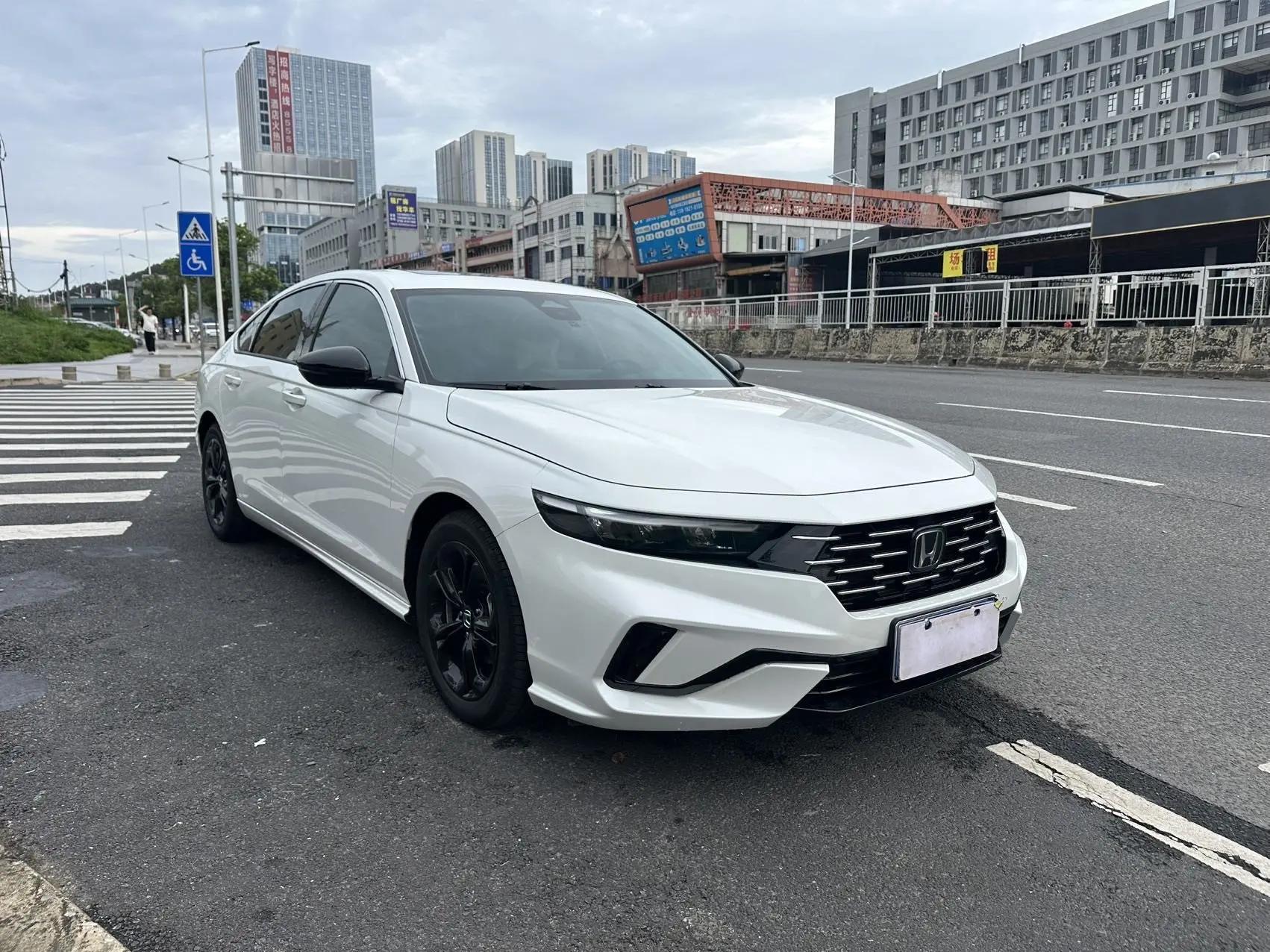 Honda 2025 11th Generation Accord 1.5T Stepless 260TURBO Sports Series Deluxe Automatic Gear 3