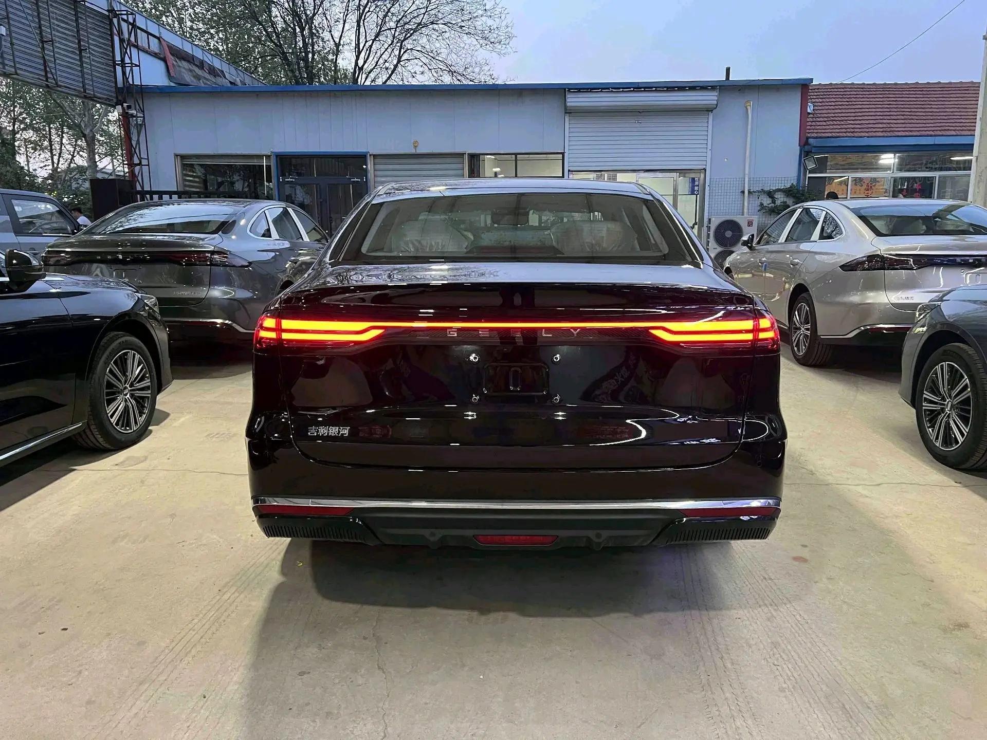 Geely Galaxy 2025 xingyao 6 EM-i 1.5 125km exploration version automatic gear 8