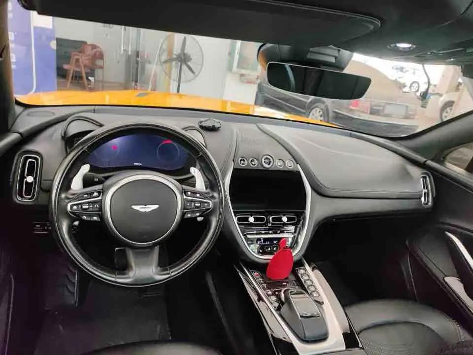 Aston Martin DBX 2022 3.0T STRAIGHT-SIX 3