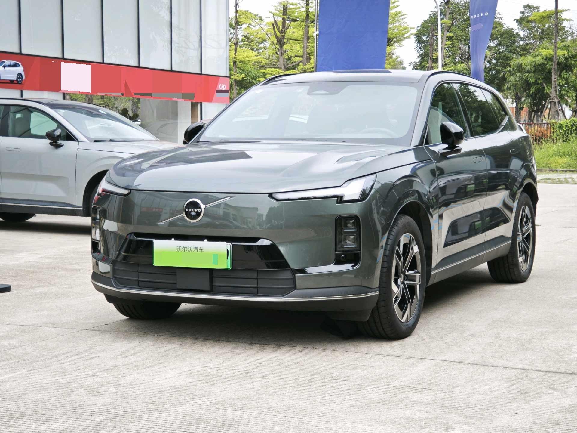 Volvo XC70 plug-in hybrid 2026 four-wheel drive long battery life Core