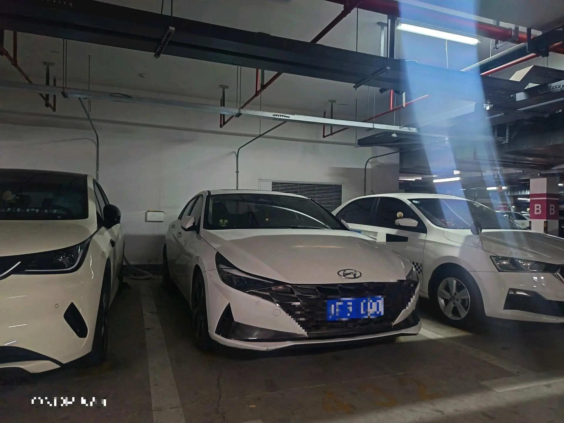 Elantra 2022 1.5L CVT LUX Premium Edition 3