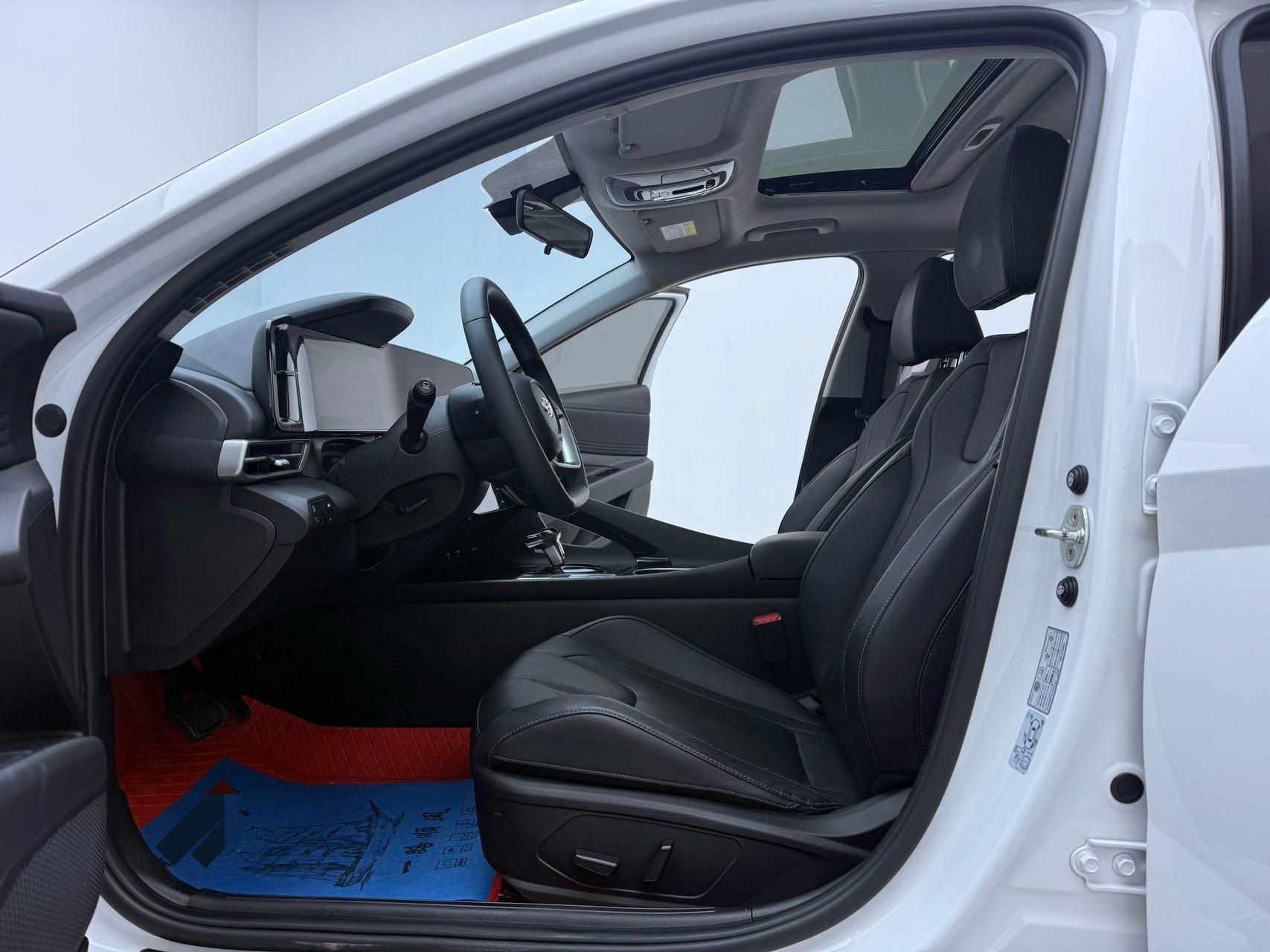 Elantra 2022 1.5L CVT LUX Premium Edition 5
