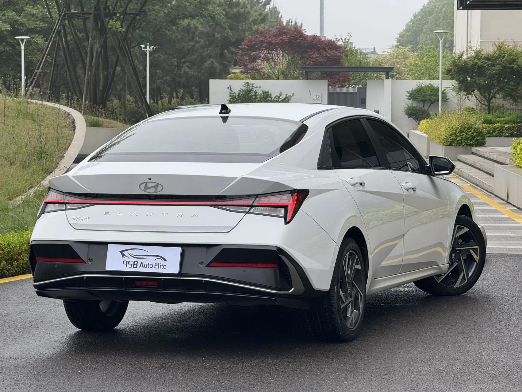 Elantra 2023 1.5L CVT LUX Premium Edition 11
