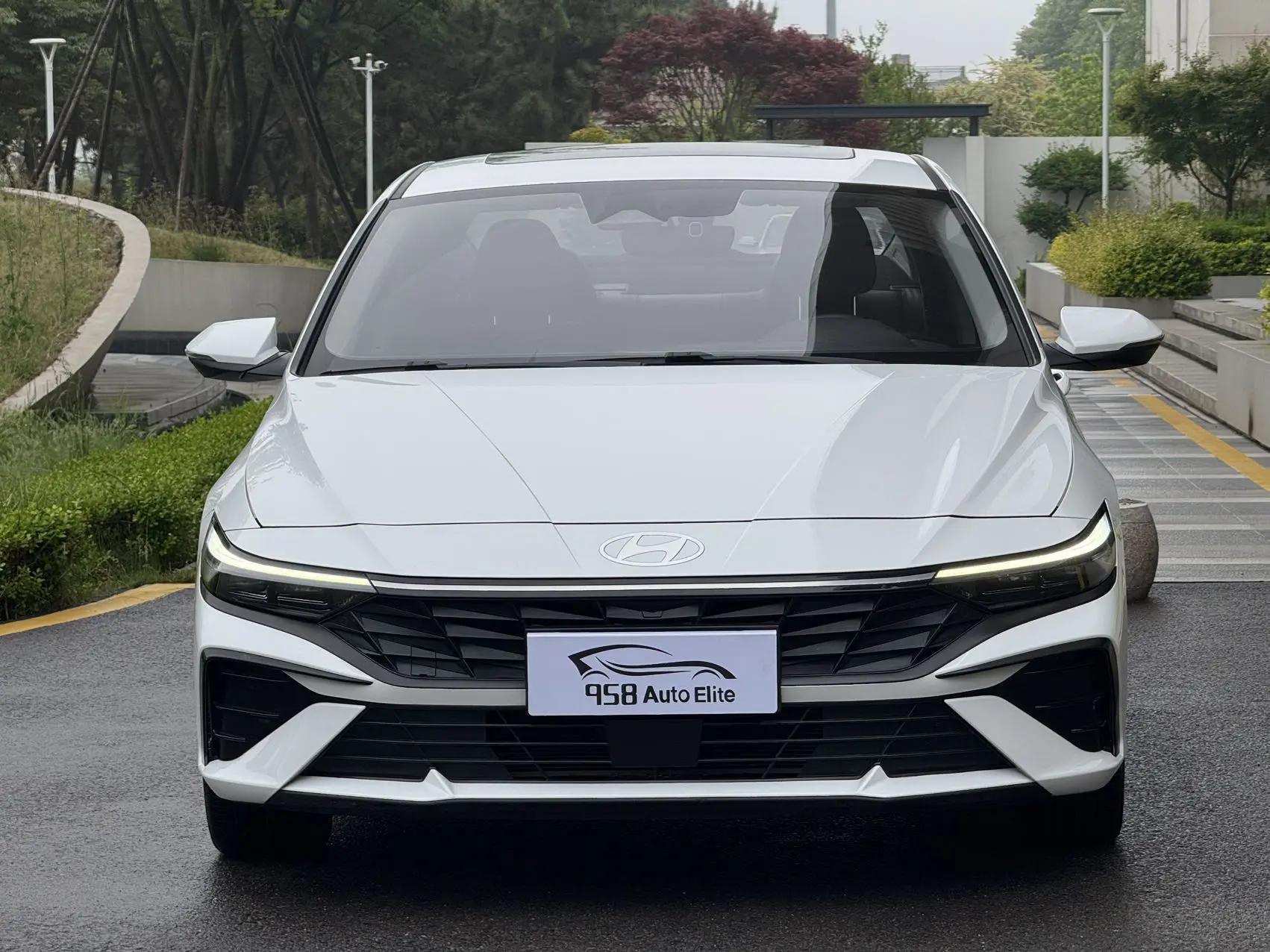 Elantra 2023 1.5L CVT LUX Premium Edition 2