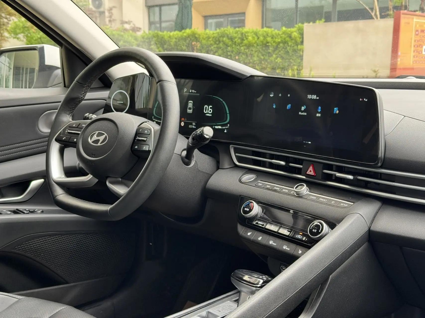 Elantra 2023 1.5L CVT LUX Premium Edition 4