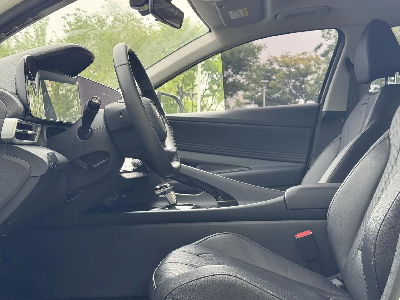 Elantra 2023 1.5L CVT LUX Premium Edition 7