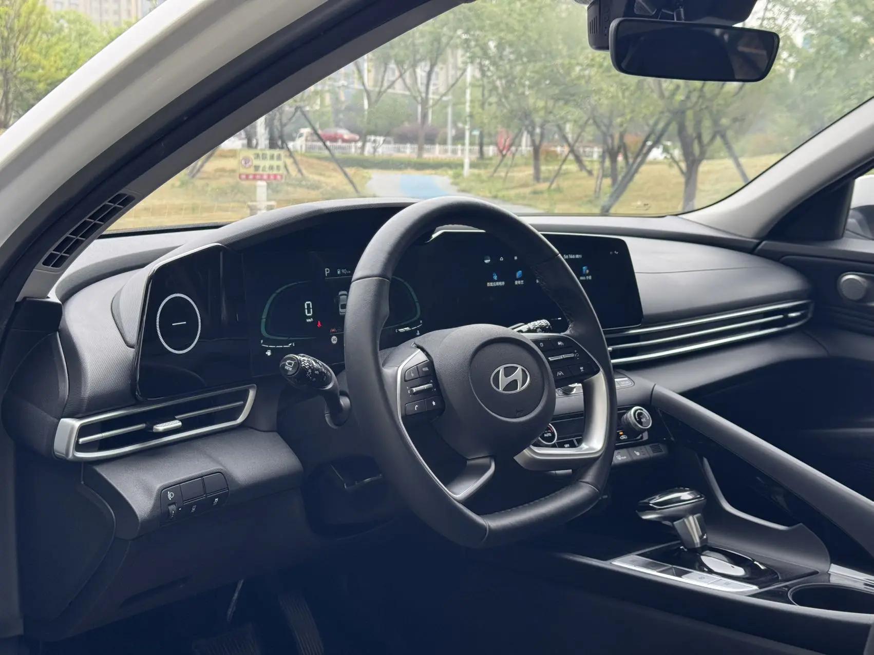 Elantra 2023 1.5L CVT LUX Premium Edition 8
