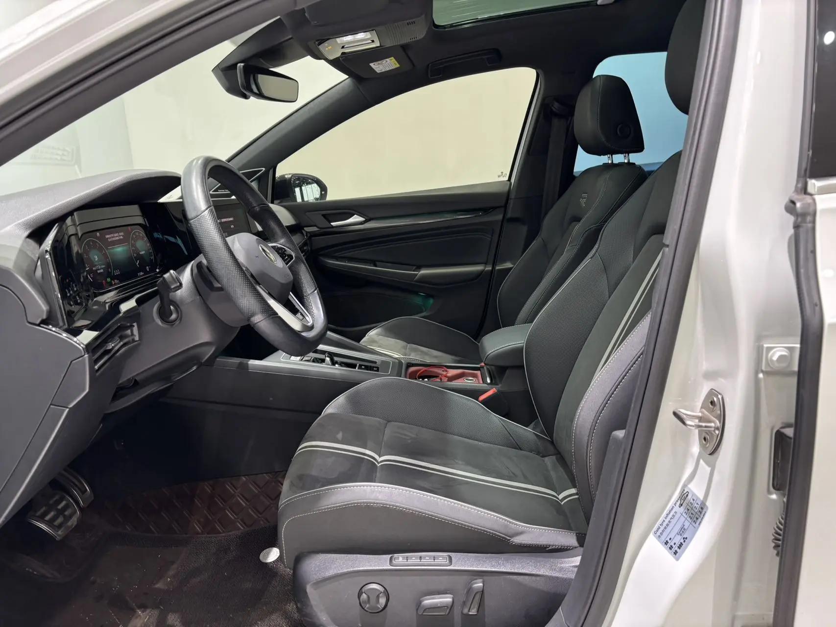 Volkswagen 2023 Golf 8 R-Line 1.4TSI 280TSI Automatic 7