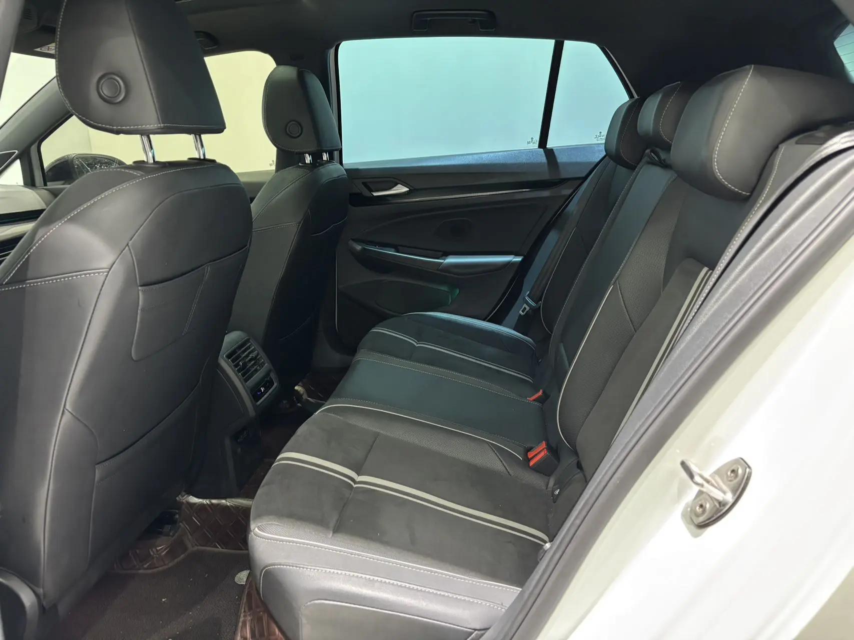 Volkswagen 2023 Golf 8 R-Line 1.4TSI 280TSI Automatic 9