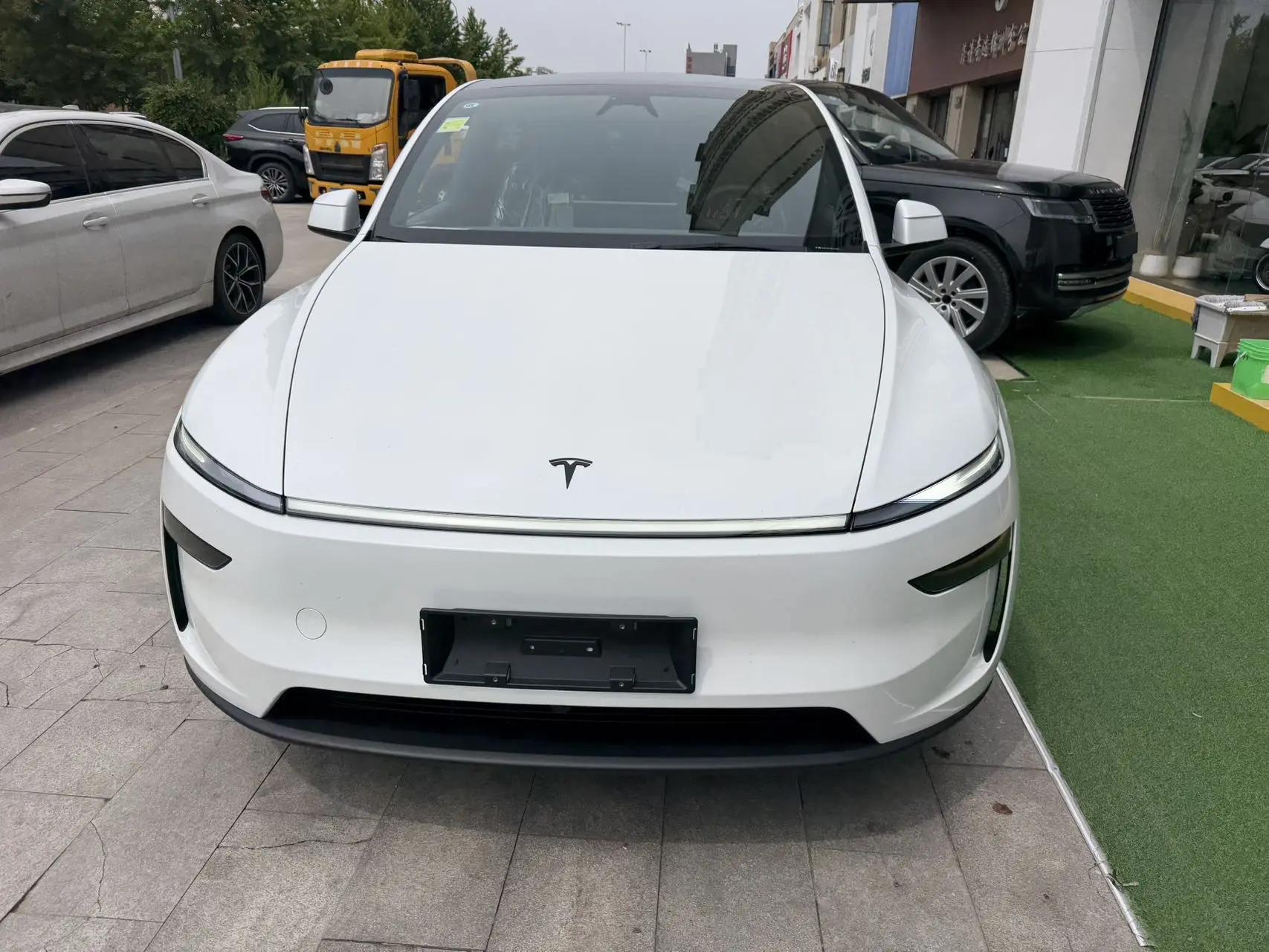 Tesla 2026 Model Y Rear-Wheel Drive Automatic 2