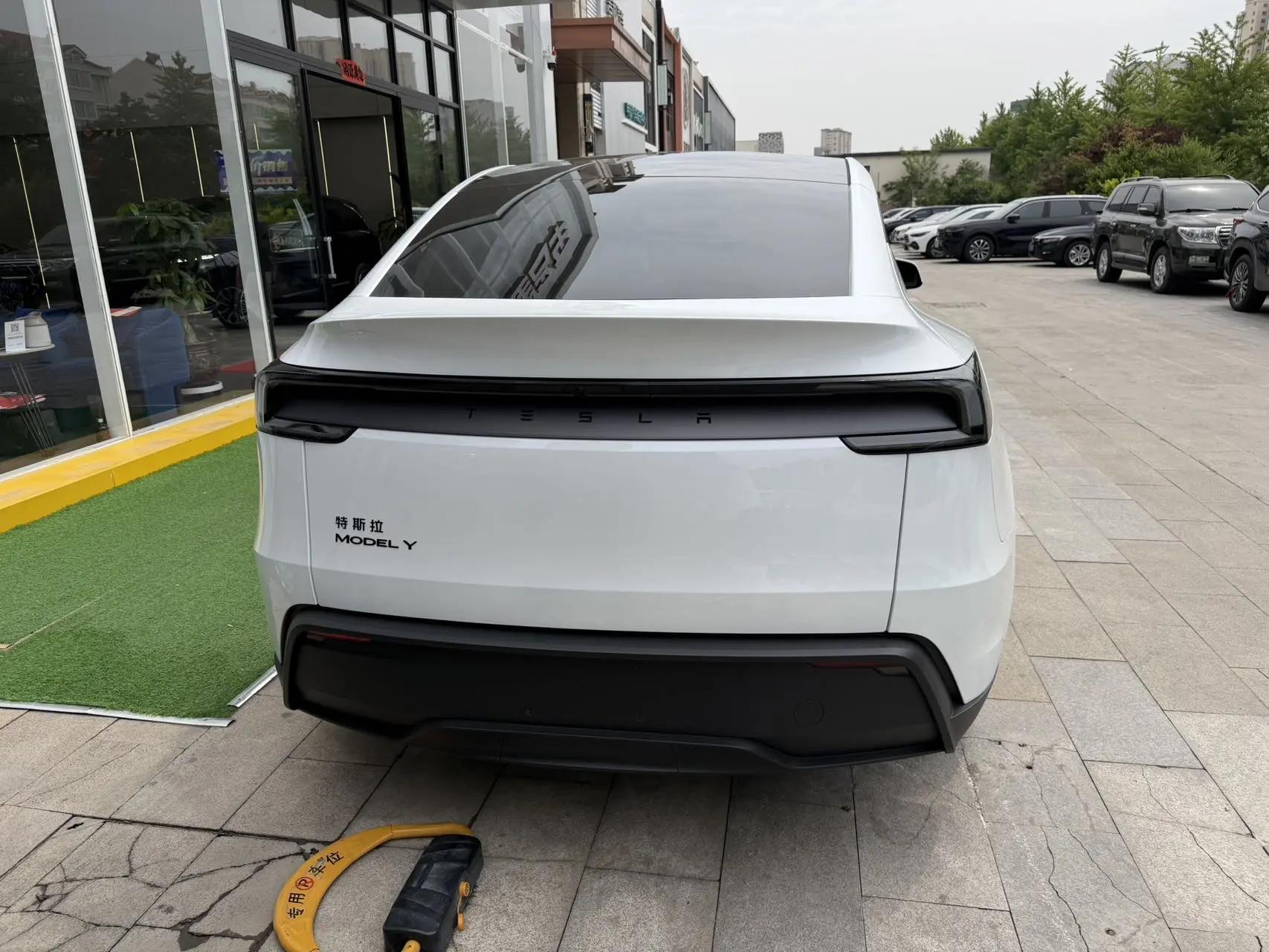 Tesla 2026 Model Y Rear-Wheel Drive Automatic 5