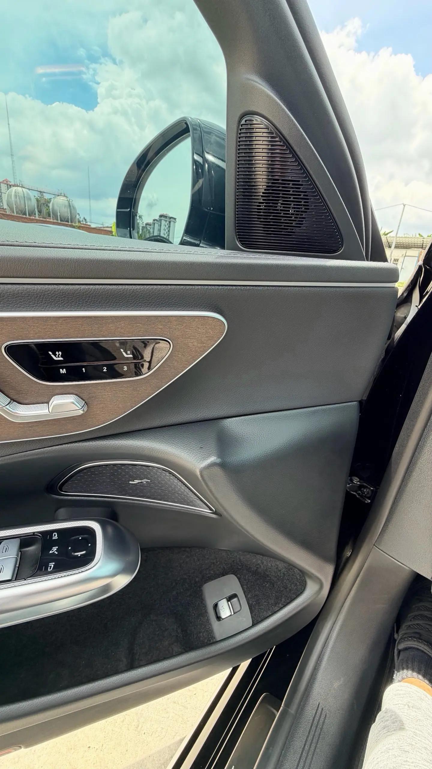 奔驰 E级 2025款 E 300 L 48V 2.0T 尊贵运动型(改款) 自动挡 3