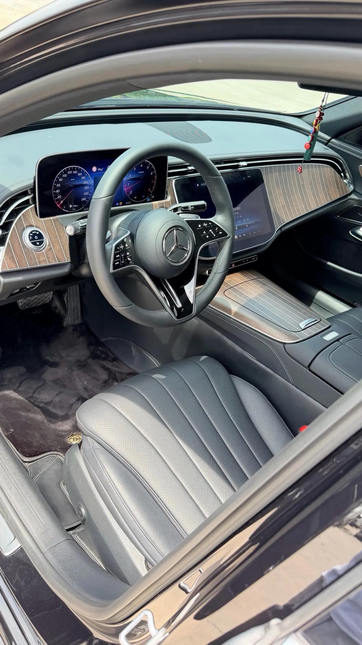 奔驰 E级 2025款 E 300 L 48V 2.0T 尊贵运动型(改款) 自动挡 4