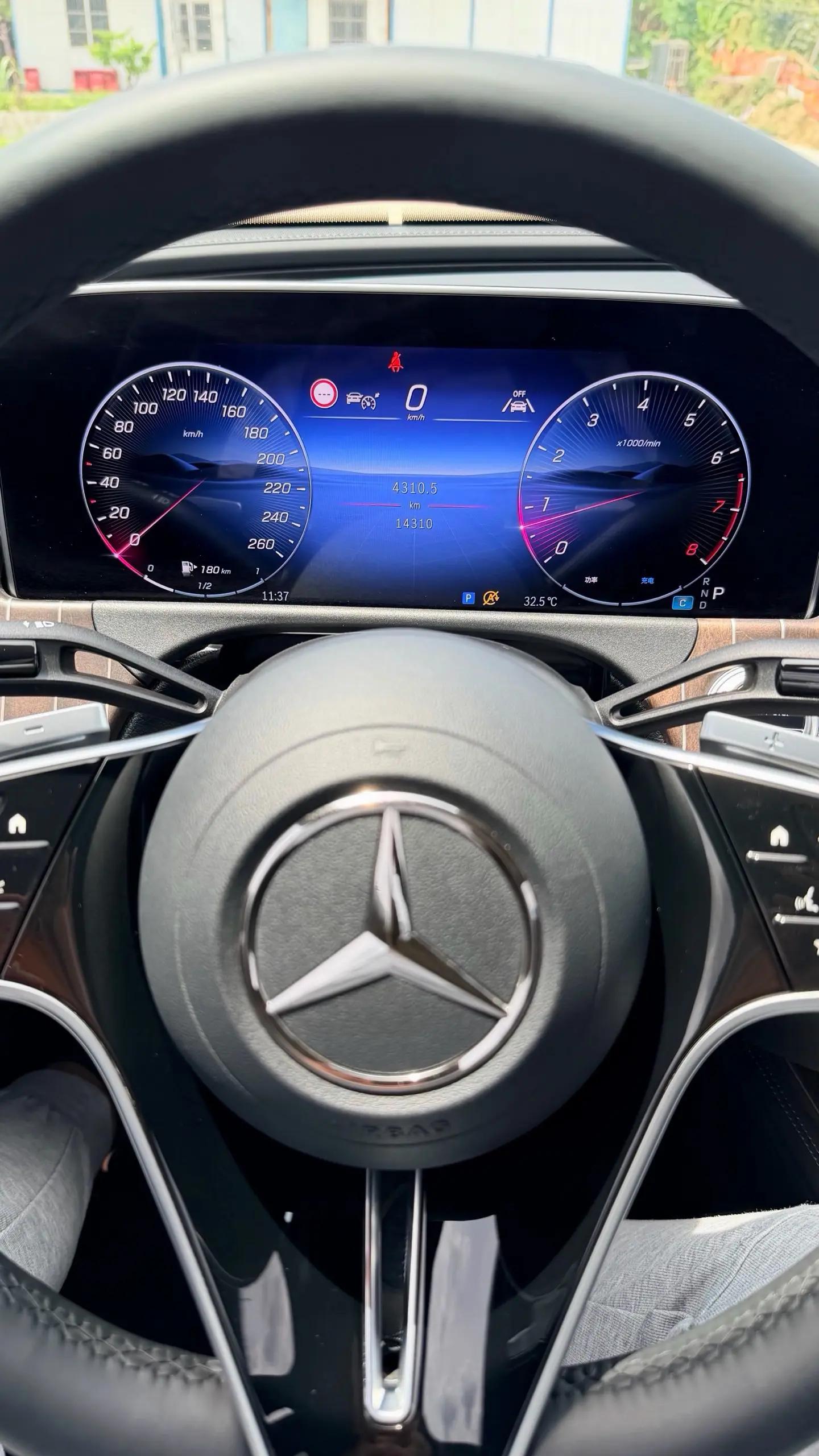 奔驰 E级 2025款 E 300 L 48V 2.0T 尊贵运动型(改款) 自动挡 5