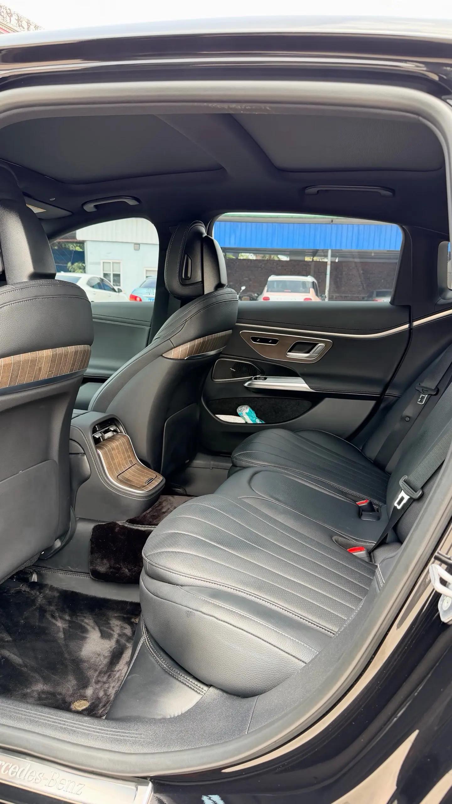 奔驰 E级 2025款 E 300 L 48V 2.0T 尊贵运动型(改款) 自动挡 7