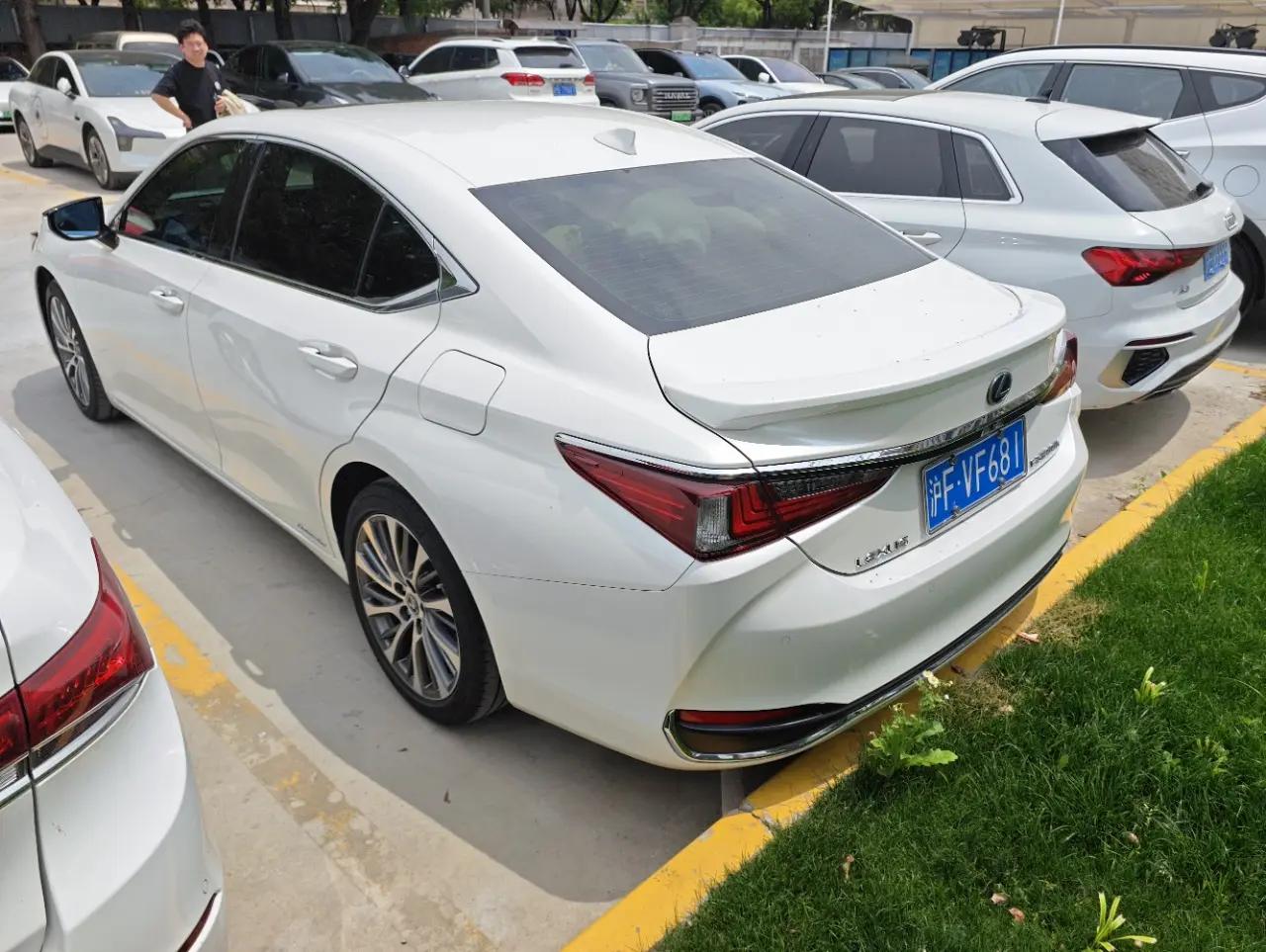 Lexus ES 2021 300h Premium Edition 3