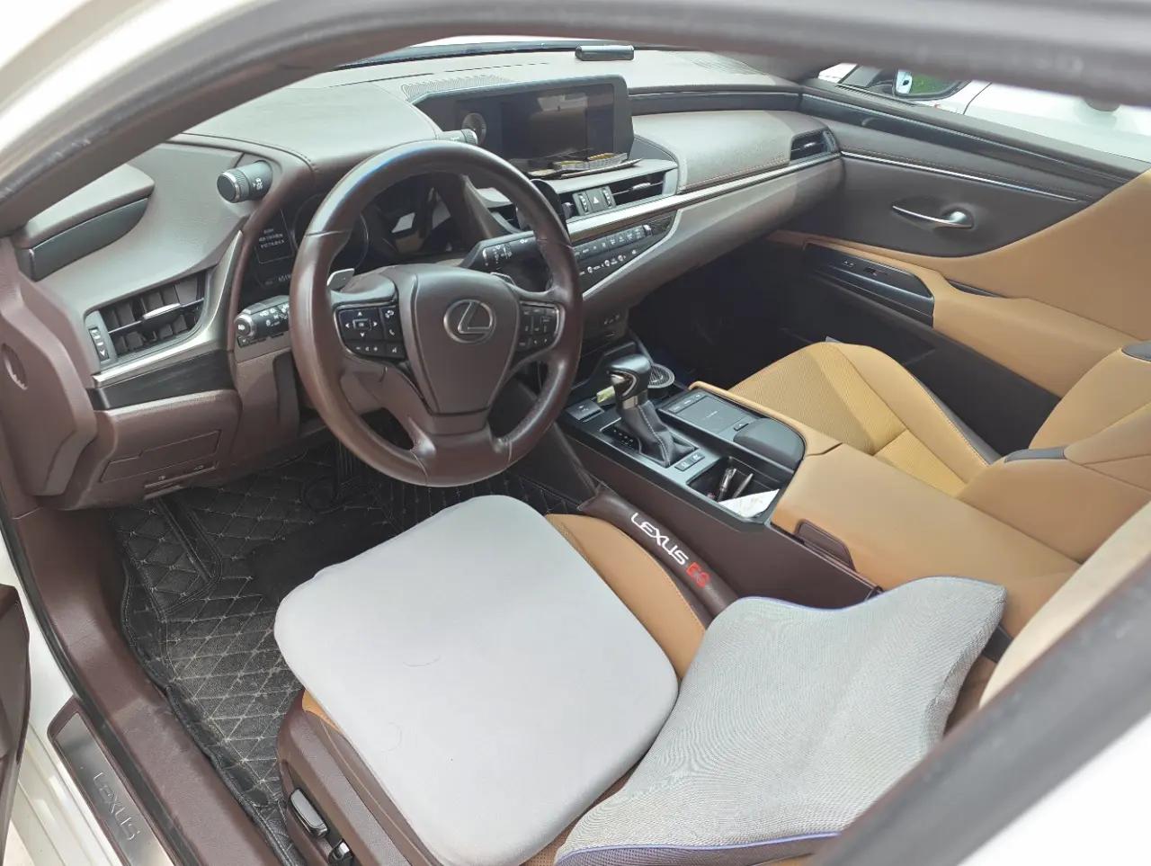 Lexus ES 2021 300h Premium Edition 7