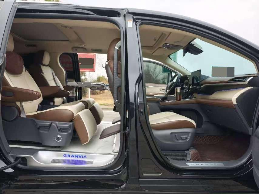 Granvia 2022 2.5L Hybrid Prestige Edition 3