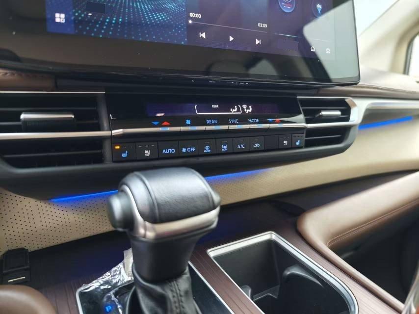 Granvia 2022 2.5L Hybrid Prestige Edition 9