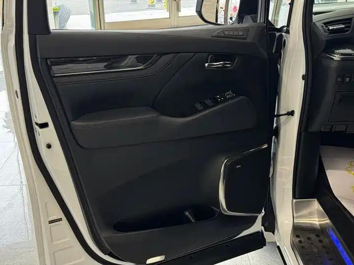 Lexus LM 2020 300h Four-seat Imperial Edition 6