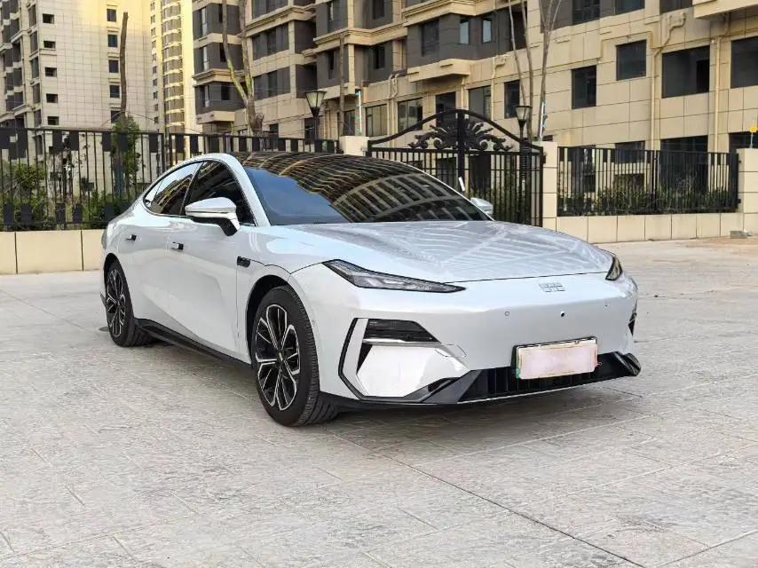 Geely Galaxy 2025 Model E8 700km Long-Range Intelligent Driving Version Automatic 3