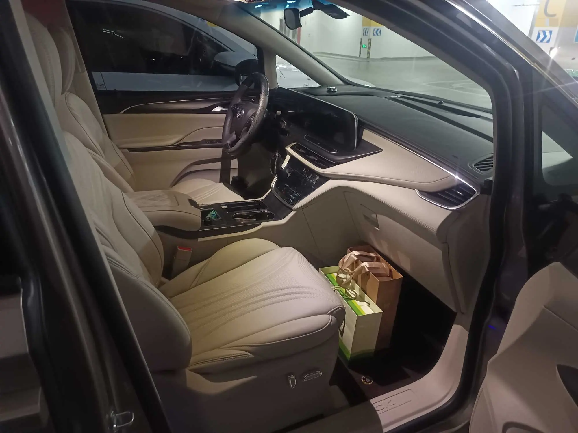 Buick GL8 2023 ES Lu Zun 653T Premium 2