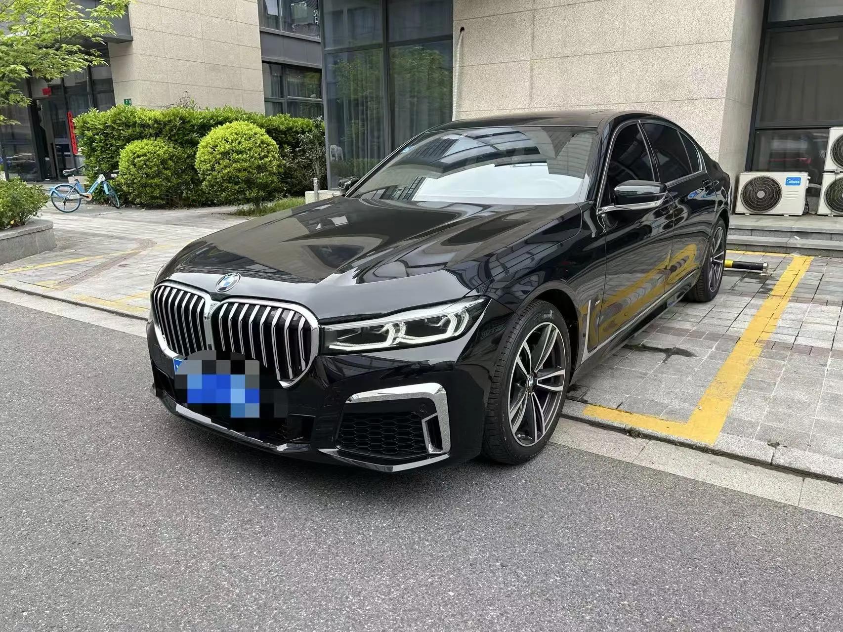 Открыть галерею: BMW 7 Series 2021 730Li M Sports Suit
