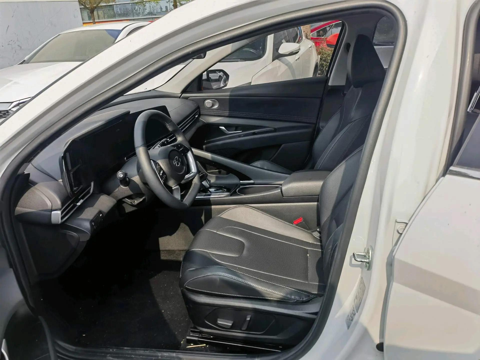 Elantra 2022 1.5L CVT LUX Premium Edition 2