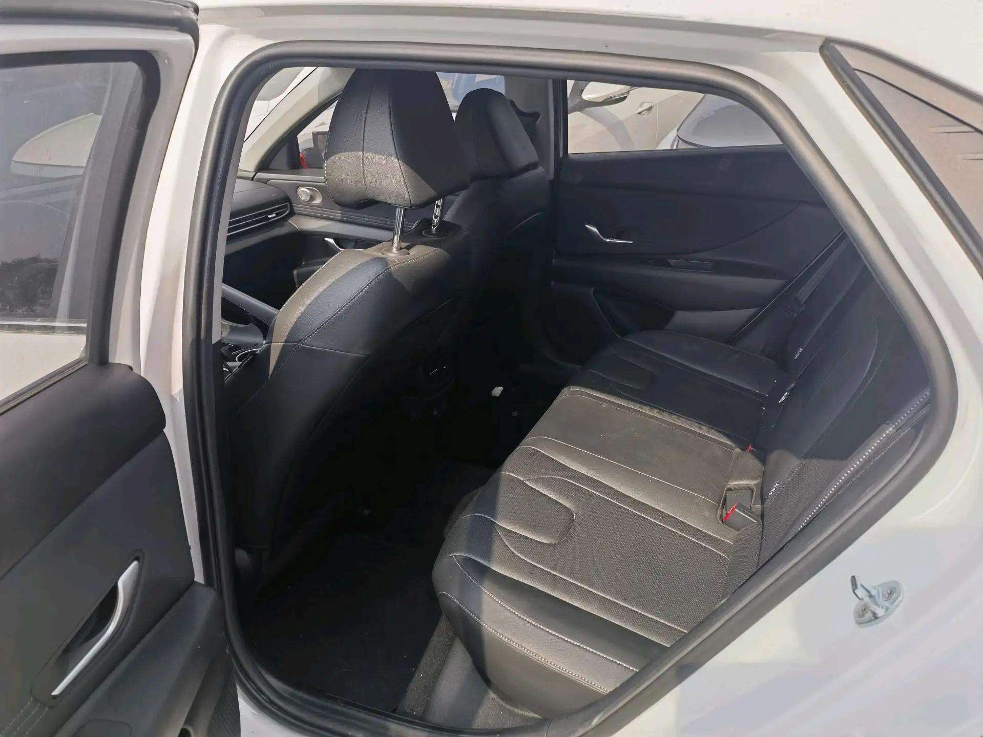 Elantra 2022 1.5L CVT LUX Premium Edition 3