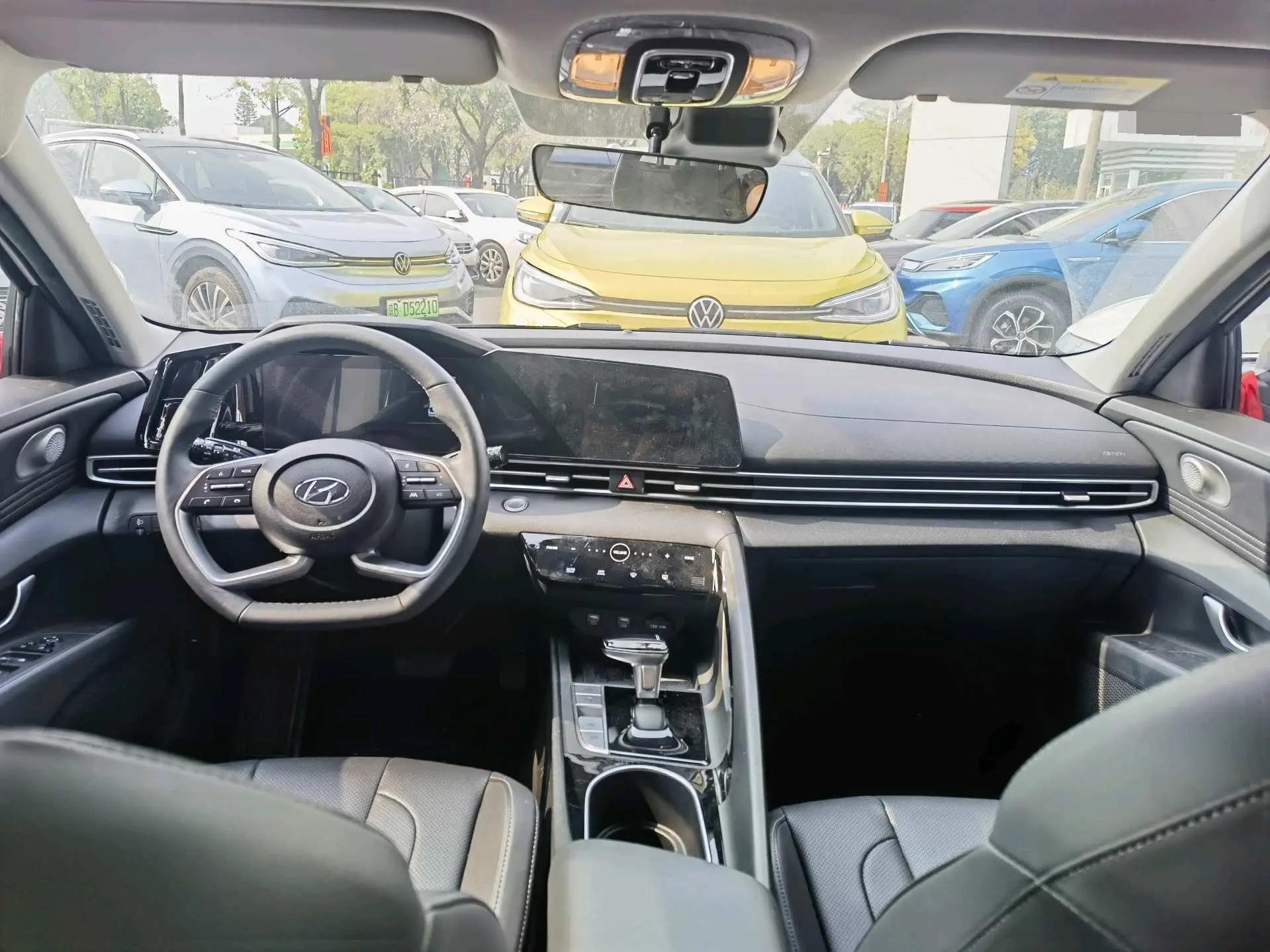 Elantra 2022 1.5L CVT LUX Premium Edition 4
