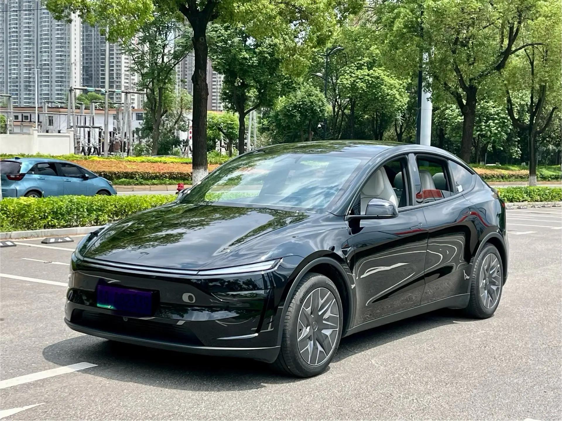Открыть галерею: Tesla 2025 Model Y Long Range All-Wheel Drive Automatic