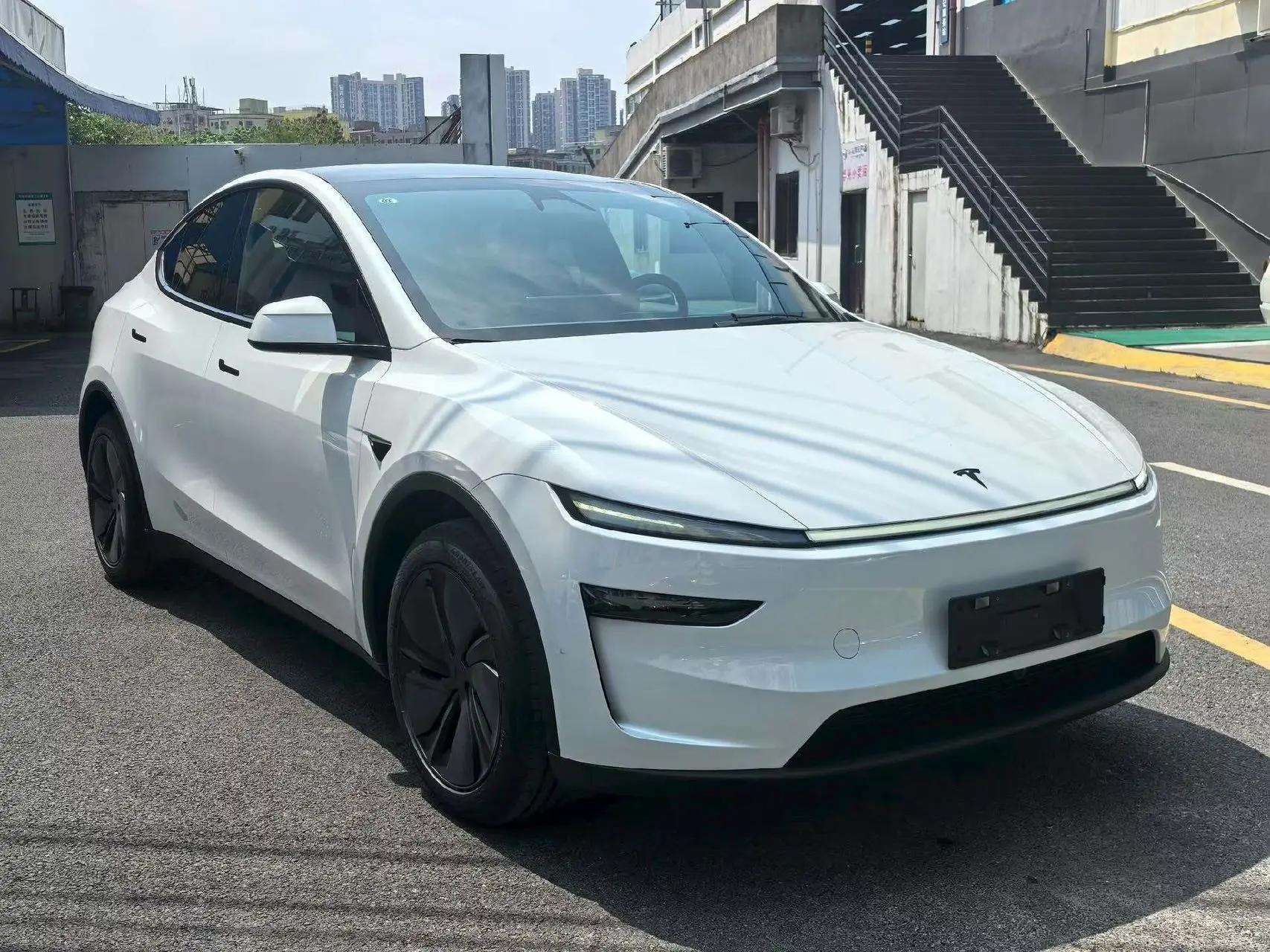 Tesla 2026 Model Y Rear-Wheel Drive Automatic 3