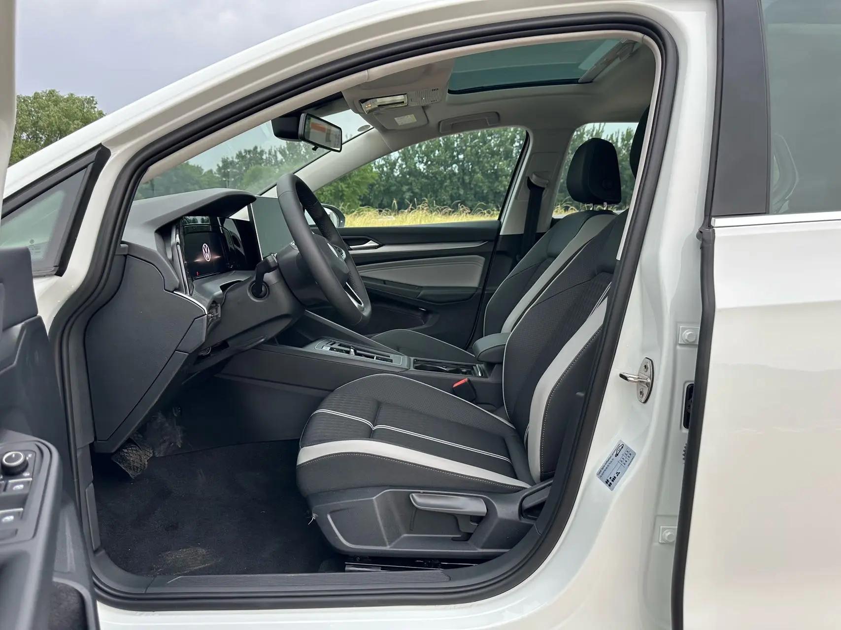 Volkswagen 2025 Golf 8 PRO 1.5TSI 300TSI Automatic 4